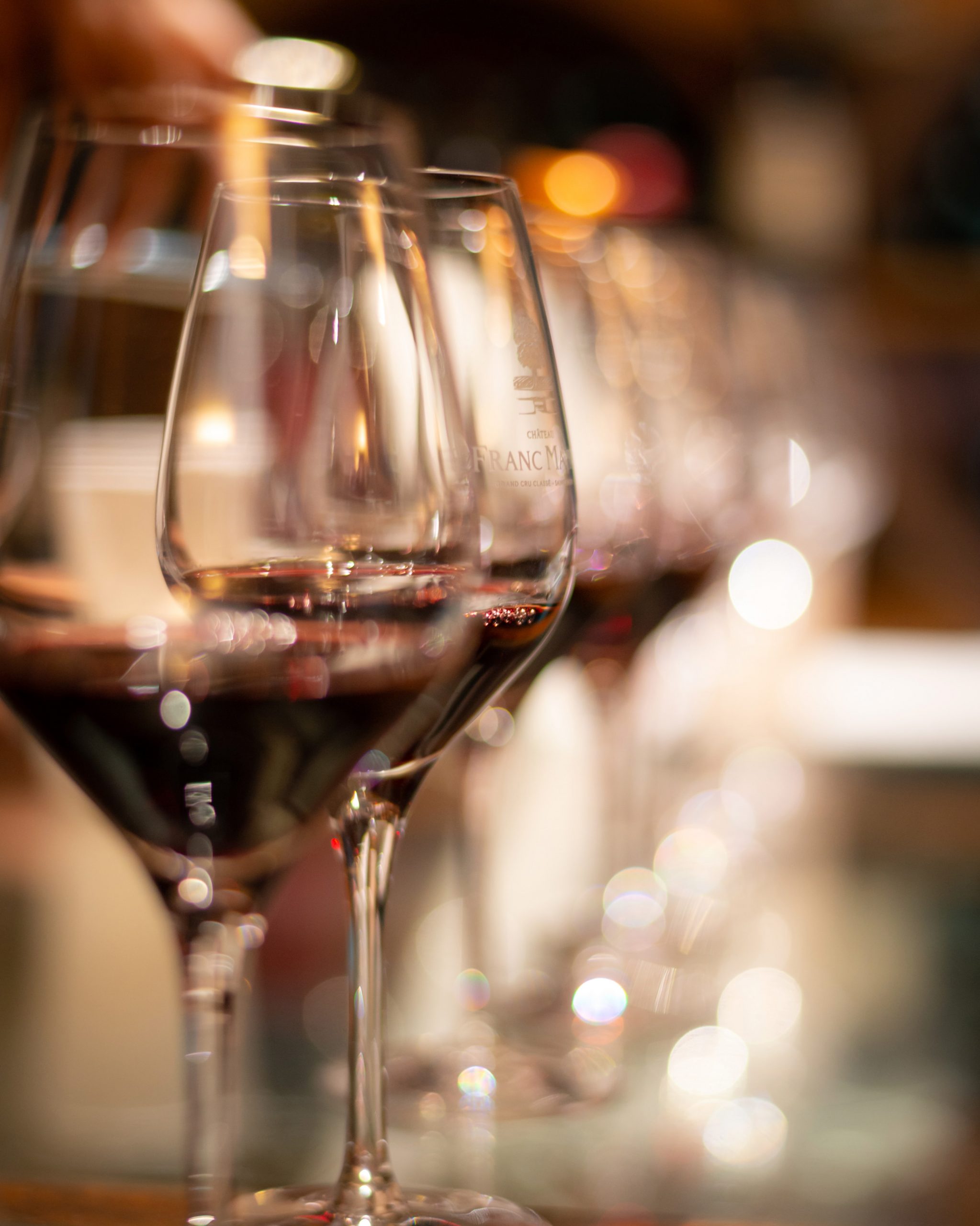 Photo présentant des verres de vin rouge